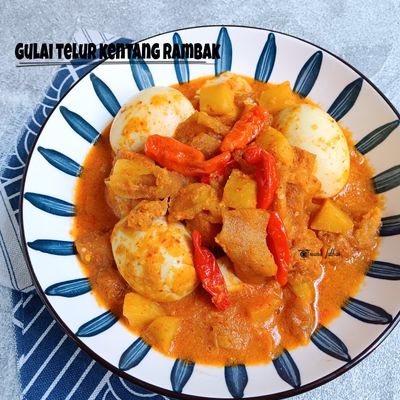 Ular bir qizni qorqitishadi va siqishadi. Rus veb-kamera porno