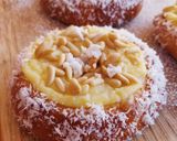 Foto del paso 9 de la receta Bollitos brioche con crema, piñones y coco