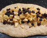 Foto del paso 2 de la receta: Rosca rellena de manzanas y pasas de uva
