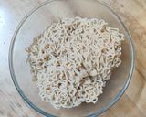 A picture of step 2 of Maggi pakoda.