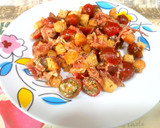 Foto del paso 3 de la receta: Ensalada especiada con jamón, tomate y picatostes