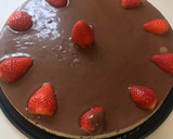Foto del paso 12 de la receta: Tarta de galletas oreo con cobertura de chocolate y fresas