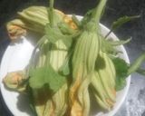 कद्दू के फूल के पकौड़े (Kaddu ke phool ke pakode recipe in Hindi) रेसिपी चरण 1 फोटो