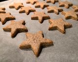 Foto del passaggio 6 della ricetta ZIMTSTERNE - Biscotti stelline di frutta secca, cannella e ghiaccia reale