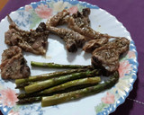 Foto del paso 4 de la receta: Chuletitas de cordero al horno con espárragos trigueros