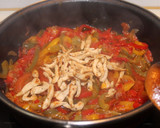 Foto del paso 5 de la receta: Tiras de pollo con pipirrana de pimientos