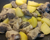 Foto del paso 2 de la receta: Costillas de cerdo con papas en jugo🌺