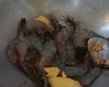 รูปขั้นตอนการทำที่ 3 ของ กุ้งผัดเนย