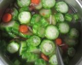 Foto langkah ke 4 dari resep Sayur Bening Wortel dan Gambas.