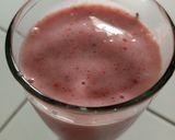 Foto langkah ke 3 dari resep Smoothies Strawberry Pisang.