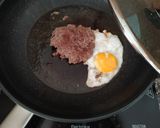 Hình bước làm 3 của món Hamburger bò trứng