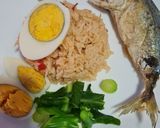 รูปขั้นตอนการทำที่ 2 ของ ข้าวผัดน้ำพริกปลาทูกับไข่ต้ม