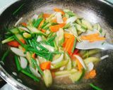 Hình bước làm 4 của món Mì chiên giòn xào giấm