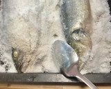 Foto del paso 4 de la receta: Lubina a la sal