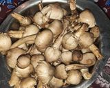 मशरूम की ग्रेवी सब्जी (mushroom ki gravy sabzi recipe in Hindi) रेसिपी चरण 1 फोटो