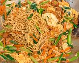Foto langkah ke 6 dari resep Mie Goreng Ulang Tahun dengan Telur Puyuh Merah.
