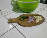 Foto langkah ke 2 dari resep Tumis Pepaya Muda & Daun Singkong.