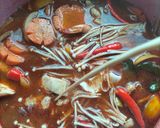 Gambar langkah 4 resipi Tomyam Campur (udang, sotong dan ayam).