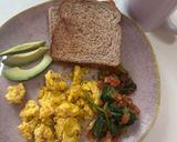 Foto del paso 4 de la receta: Huevos con verduras y pan tostado