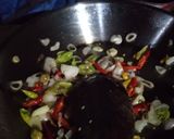 Foto langkah ke 5 dari resep Tumis kangkung sosis.