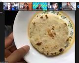Foto del passaggio 3 della ricetta Pol roti (piadina al cocco) con cipolle in agrodolce di Dinusha