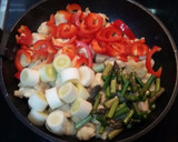 Foto del paso 2 de la receta: Pollo en salsa teriyaki con verduritas