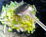 รูปขั้นตอนการทำที่ 2 ของ น้ำเต้าผัดไข่