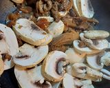 Une image de l'étape 2 de Tourte forestière aux champignons et poulet.