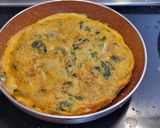 Foto del paso 4 de la receta: Tortilla de calabacín, champiñones, espinacas y sobrasada