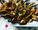 Foto del paso 6 de la receta: Sepia encebollada con almejas y mejillones al vapor