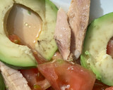 Foto del paso 2 de la receta: Ensalada de melva, aguacate, tomate, con queso de cabra tostado