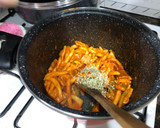 Foto del paso 7 de la receta: Fusilli con pechuga de pollo fileteada y tortilla francesa