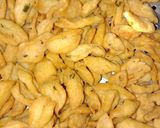 Foto langkah ke 7 dari resep Kue bawang gunting/ Kripik Bawang Renyah.