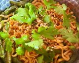 Hình bước làm 2 của món Mì Cay Trộn Đậu Que Tím