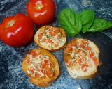 Foto del paso 2 de la receta: Tostaditas caprese (queso, tomate y albahaca)