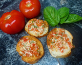 Foto del paso 2 de la receta: Tostaditas caprese (queso, tomate y albahaca)