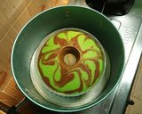 Foto langkah ke 7 dari resep Marmer Pandan Kukus.