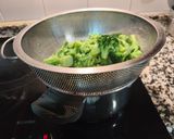 Foto del paso 6 de la receta Tortilla de brócoli con sobre mesa de tomate