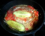 Foto del paso 5 de la receta: Salchichas con setas y mini calabacines en salsa de pimientos