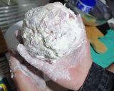Foto del paso 2 de la receta: Bola de queso con jamón serrano y aceitunas