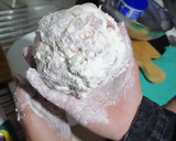 Foto del paso 2 de la receta: Bola de queso con jamón serrano y aceitunas