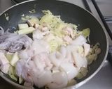 Foto del paso 1 de la receta: Calamares con chucrut en salsa de piquillos fácil