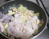 Foto del paso 1 de la receta: Calamares con chucrut en salsa de piquillos fácil