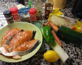 Foto del paso 1 de la receta: Salmón con soja, sésamo y fideos salteados con verduras