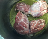 Foto del paso 1 de la receta: Carrilleras con jamón y guisantes al vino semidulce