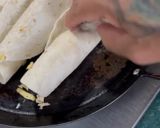 Foto del paso 3 de la receta: ¡mmm, burritas de pollo deshebrado deliciosas!