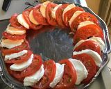 Une image de l'étape 4 de Salade de tomates à la mozzarella di buffala et pistaches.