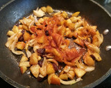 Foto del paso 4 de la receta: Merluza con salsa de manzana y pasas