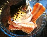 A picture of step 1 of Salmon Head and Skeleton Soup with Noodles.