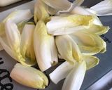 Une image de l'étape 1 de Salade d'endives aux pistaches, abricots secs et tomates séchées.